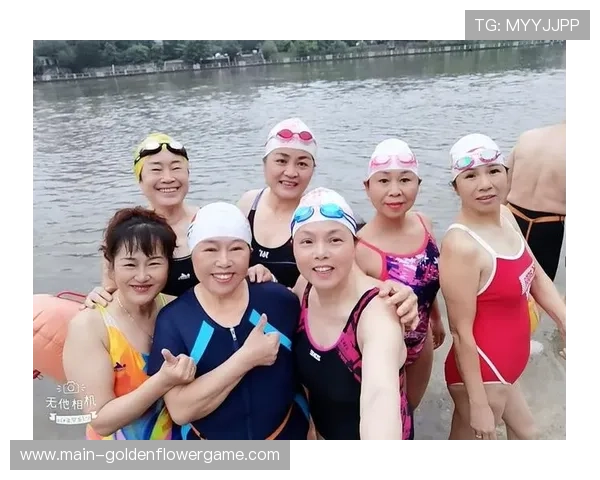 女子冬泳选手色彩鲜艳泳装亮相，成-水中金花-