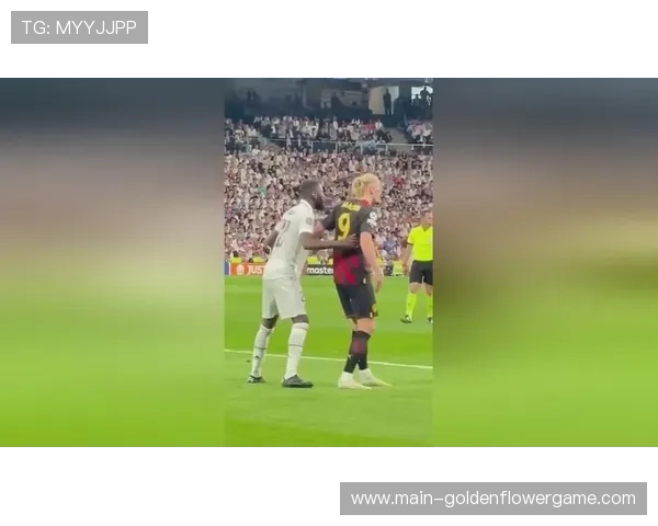 哈兰德与吕迪格禁区缠斗，矛盾对决成比赛转折点