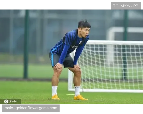 于汉超替补席观战申花青年军训练，与久事管理层交流引关注